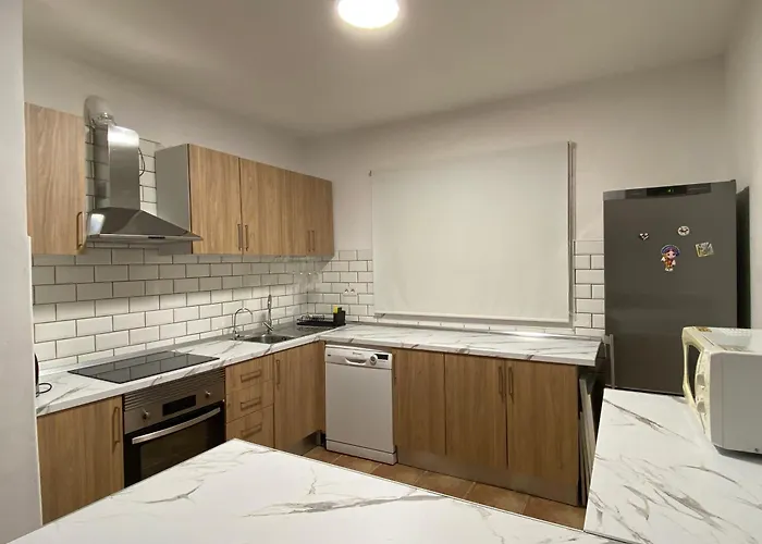 Cozy 3 Bedroom Townhouse *